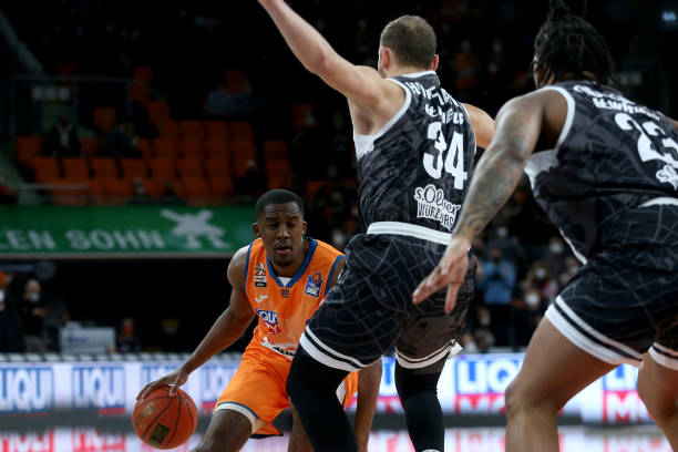 防守氛围中 防守氛围中