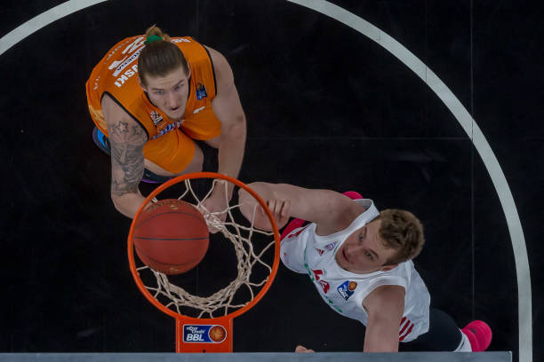 他通过底线 他通过底线